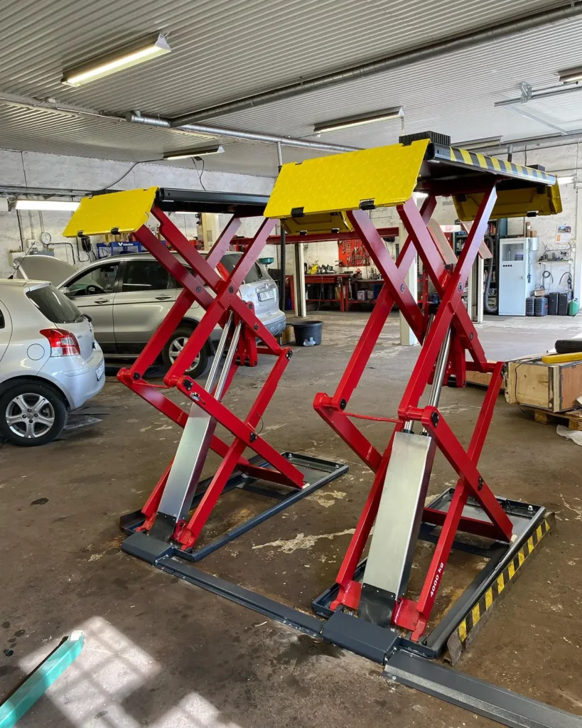Höglyftande saxlyft Cormach 4 ton hos Euromaster i Ronneby
